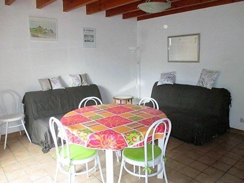 une pièce avec une table, des chaises et un canapé dans l'établissement Saint Palais sur Mer - MAISON MITOYENNE - proximité PLAGE et CENTRE, à Saint-Palais-sur-Mer