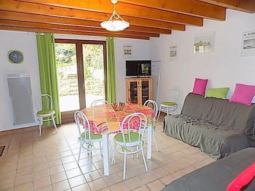 un salon avec un canapé, une table et des chaises dans l'établissement Saint Palais sur Mer - MAISON MITOYENNE - proximité PLAGE et CENTRE, à Saint-Palais-sur-Mer