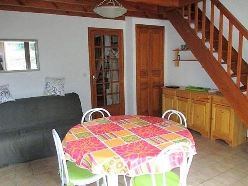 un salon avec une table et un canapé dans l'établissement Saint Palais sur Mer - MAISON MITOYENNE - proximité PLAGE et CENTRE, à Saint-Palais-sur-Mer