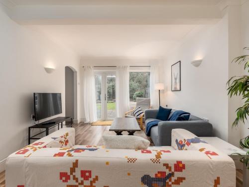 PinnerにあるFamily Friendly 3 Bed Home In Pinner Pets Welcome - Pass the Keysのソファ2つとテレビのあるリビングルーム