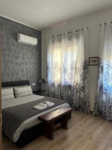 1 dormitorio con 1 cama grande y suelo de madera en Residenza Guglielmo en Mantova