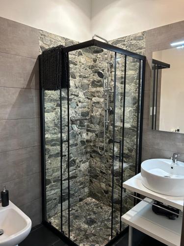 een badkamer met een douche en een wastafel bij Residenza Guglielmo in Mantova