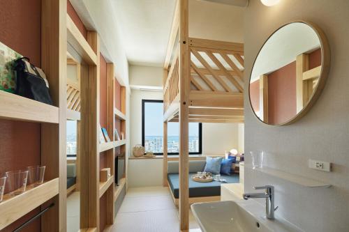 那霸的住宿－OMO5 Okinawa Naha by Hoshino Resorts，一间带水槽和镜子的浴室