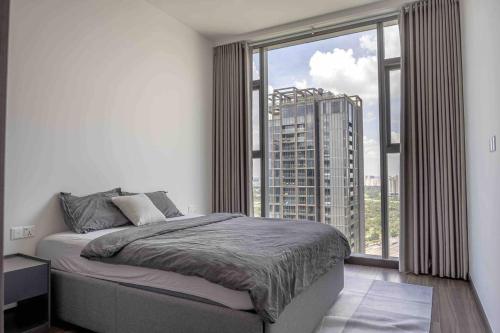 - une chambre avec un lit et une grande fenêtre dans l'établissement 2 Master 5 Min To D1 Pool & Bbq, à Hô-Chi-Minh-Ville
