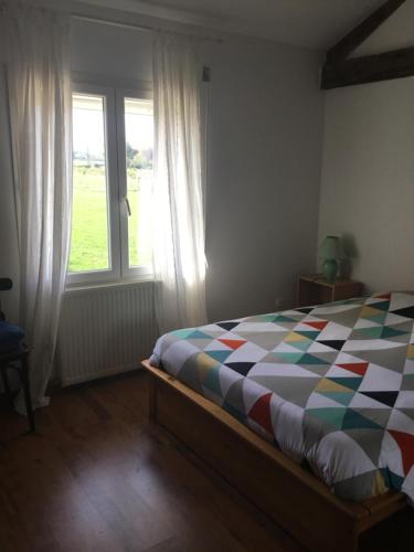1 dormitorio con cama y ventana en La Varenne, en Changy