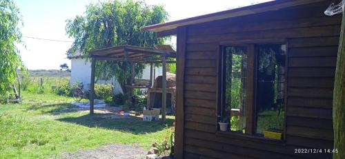 巴拉德瓦利扎斯的住宿－Magavilla，庭院旁的带凉棚的木屋