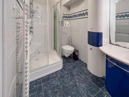 a bathroom with a shower and a toilet and a sink at T&K Apartments - Erkrath - 4 Zimmer Apartments in Erkrath