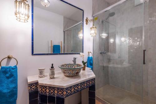 y baño con lavabo y ducha. en Villa Galé Sun - Luxury, 5bed with free wifi, AC, private pool, 5 min from the beach en Guia