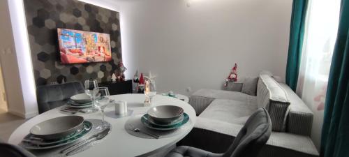 烏斯奇基的住宿－Dream House Naftowa，一间配备有白色桌椅的用餐室