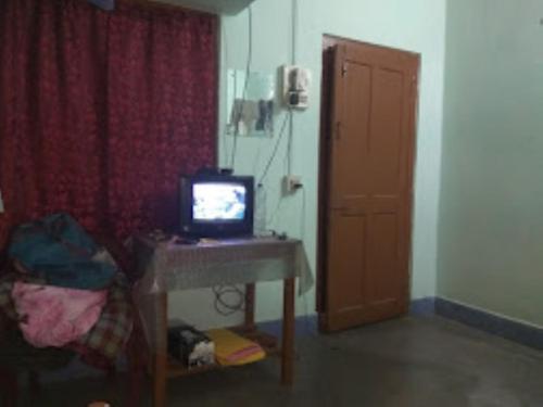 Zimmer mit einem Schreibtisch und einem kleinen TV. in der Unterkunft Hotel 4-U Assam 