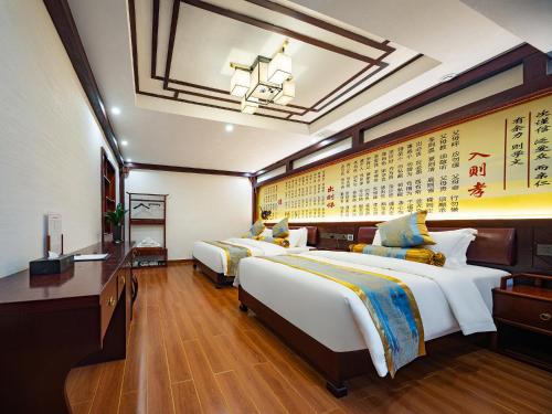 Postel nebo postele na pokoji v ubytování Zhangjiajie Guanshanyuan B&B