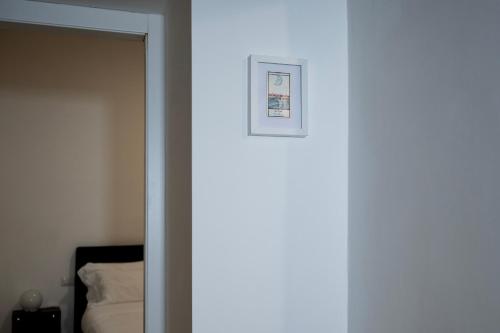 una porta che porta a una camera da letto con un'immagine sul muro di Gli Arcani a Orvieto