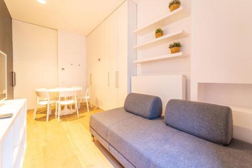 uma sala de estar com um sofá e uma mesa em LovelyLoft Rafael 3º em Alicante