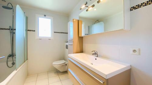 La salle de bains est pourvue d'un lavabo, de toilettes et d'une douche. dans l'établissement Proche plage de la Cible, villa familiale avec annexe, jardin et parking, à Saint-Martin-de-Ré