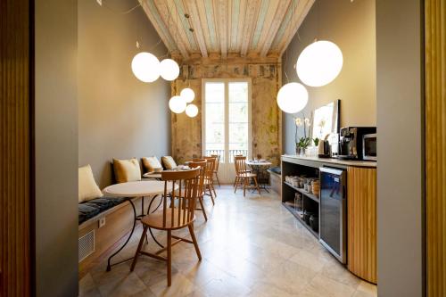 a kitchen and dining room with a table and chairs at Hostal Porxos Garden in Barcelona