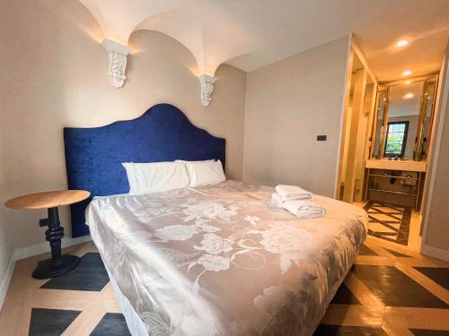パタヤ・サウスにあるEspana Vacation Residence Jomtien & Yahahaのベッドルーム1室(大型ベッド1台、青いヘッドボード付)