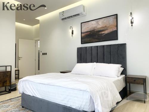 Un pat sau paturi într-o cameră la Kease Mughrizat D-5 Royal touch AZ30