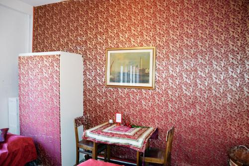 een kamer met een tafel en een foto aan de muur bij Venice Rainbow Apartment San Marco in Venetië