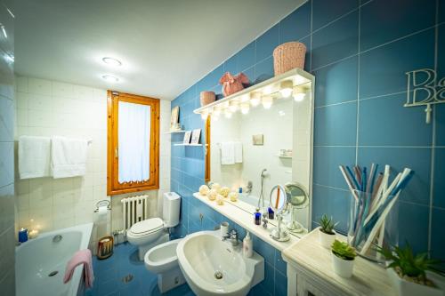 Bilik mandi di Borgo Spedaletto 5 - Dolcevita Holiday