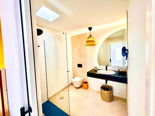 uma casa de banho com um lavatório, um chuveiro e um WC. em Lantia Rooftop House em Arrecife