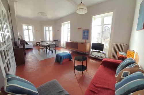 un salon avec un canapé et une table dans l'établissement Les 7 balcons, Comédie-Corum-Gare, Parking, Spacieux Lumineux Haussmannien, à Montpellier