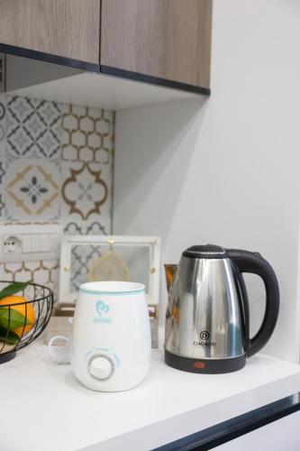 a slow cooker and a tea kettle on a kitchen counter at Enchanting Suites Salerno in Salerno