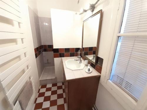 a bathroom with a sink and a mirror at Les 7 balcons, Comédie-Gare, Parking, Spacieux Lumineux Appt Haussmannien in Montpellier