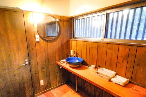 un baño con lavabo y un bol en una encimera en しまなみ宿Gyoku, en Imabari