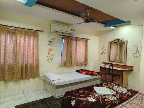 Una cama o camas en una habitación de Shivam Guest House