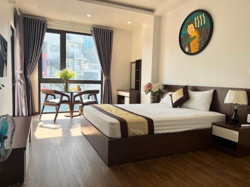 una camera con letto, tavolo e finestra di Au79 Hotel & Apartment a Hai Phong