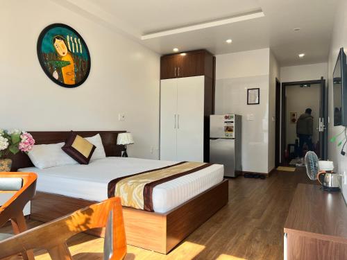 1 dormitorio con 1 cama y reloj en la pared en Au79 Hotel & Apartment, en Hai Phong