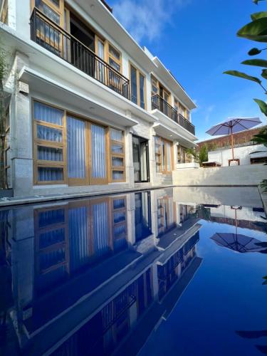 a building with a swimming pool in front of it at SUNNYRENT. Guest villa Dreamland in Ungasan