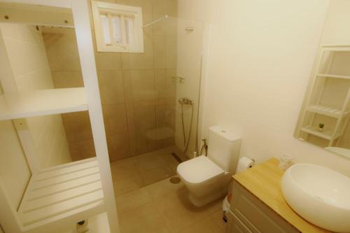 y baño con aseo, ducha y lavamanos. en Beach - Sun apartament - Sol y Playa Puerto del Carmen, en Puerto del Carmen