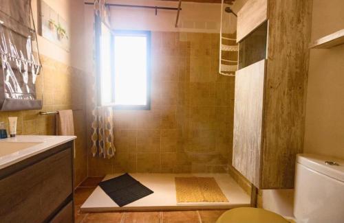 y baño con ducha, lavabo y aseo. en Talia II apartement en Teguise