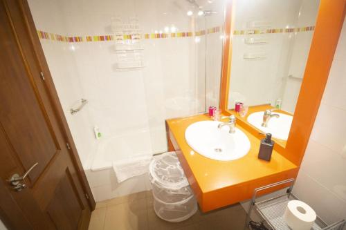 アレシーフェにあるCHARCO de SAN GINÉS APARTMENTのバスルーム(シンク、鏡、シャワー付)