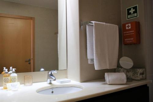 W łazience znajduje się umywalka i lustro. w obiekcie Rooftop Terrace Apartment PDL w mieście Ponta Delgada