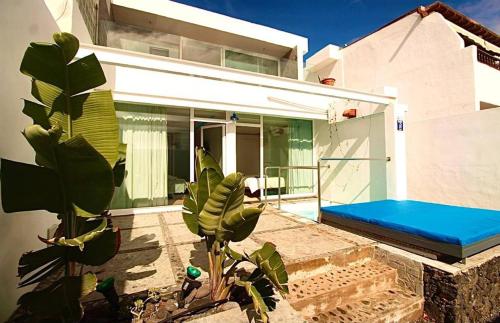 una casa con una cama azul a un lado en Luxury Villa Rincon del Mar- Old Town - Puerto del Carmen, en Puerto del Carmen