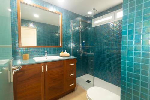 y baño con lavabo y ducha con espejo. en Luxury Villa Rincon del Mar- Old Town - Puerto del Carmen, en Puerto del Carmen