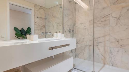 y baño con lavabo y ducha. en Deluxe 1 BDR Apartment W/ Pool View by LovelyStay, en Lisboa