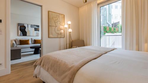 1 dormitorio con 1 cama grande y sala de estar en Deluxe 1 BDR Apartment W/ Pool View by LovelyStay, en Lisboa