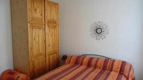 une chambre avec un lit et une horloge au mur dans l'établissement T2 Luchon Centre 5 nuits minimum, à Luchon