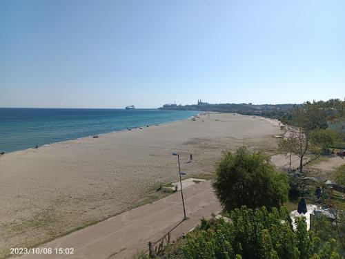 een uitzicht op een zandstrand met de oceaan bij Sultanköy Apart in Marmaraereglisi