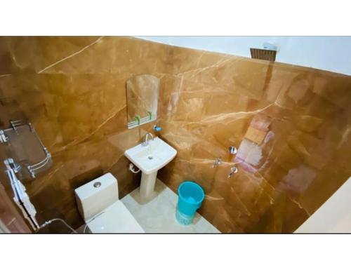 Baño pequeño con aseo y lavamanos en Saini Guest House , Gurdaspur, en Gurdāspur