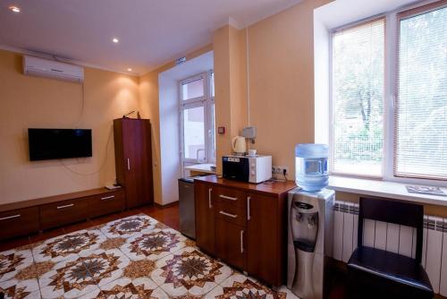 庫爾斯克的住宿－格斯特沃大教堂斯特羅加諾維克公寓式酒店，大房间设有带饮水机的厨房