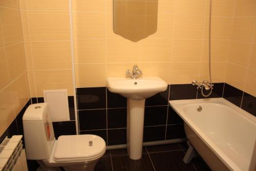 La salle de bains est pourvue d'un lavabo, de toilettes et d'une baignoire. dans l'établissement Уральск, à Uralsk