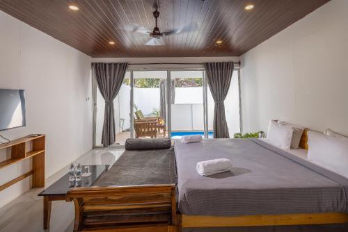 帕特嫩的住宿－Crystall Goa Turquoise Edition，一间卧室设有一张大床和一个窗户。