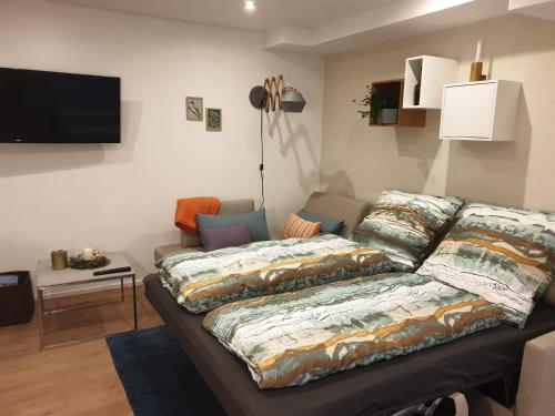 sala de estar con cama y sofá en Mediterran-Skandinavisch-2 en Burgthann