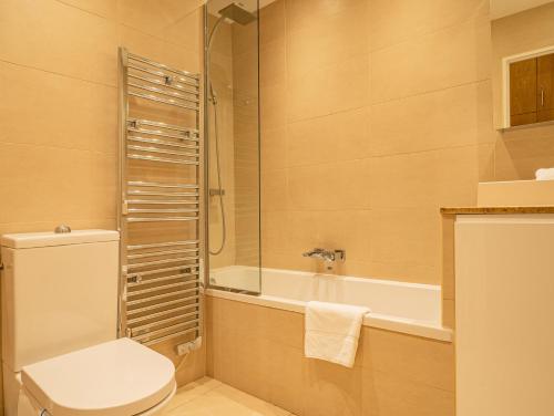 Apartment Arve في شامونيه مون بلان: حمام مع مرحاض وحوض استحمام