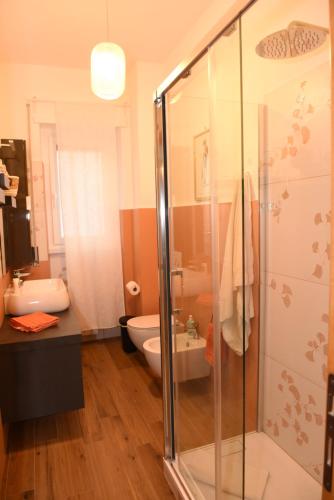 een badkamer met een glazen douche en een toilet bij Camera e cameretta con bagno privato in Rome