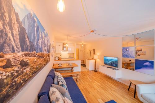sala de estar con sofá y TV en Apartment Arve, en Chamonix-Mont-Blanc